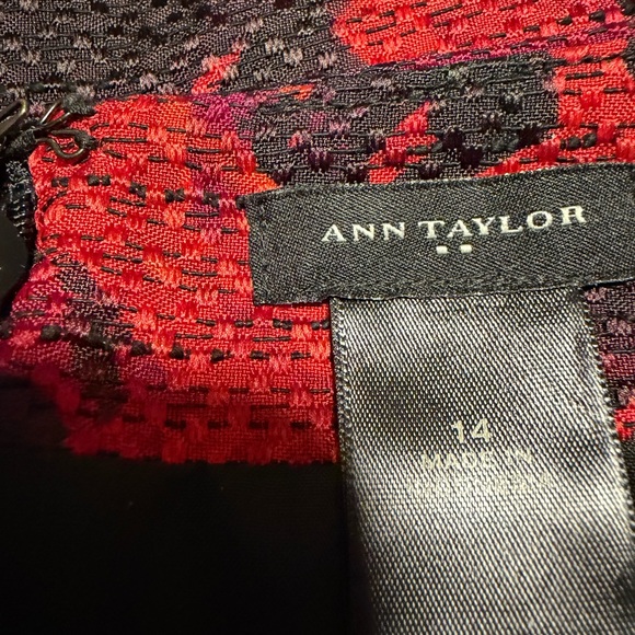 Ann Taylor Red and Black Rose Floral Pencil Skirt - Picture 4 of 7